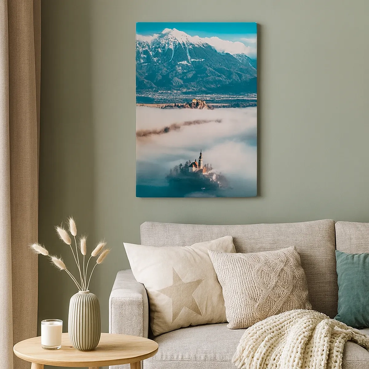 Obraz na płótnie - Kościół na wyspie otoczonej mgłą z górami w tle - 50x70cm - Początek baśni - Nowoczesna dekoracja ścienna do salonu, kuchni i sypialni ARTTOR