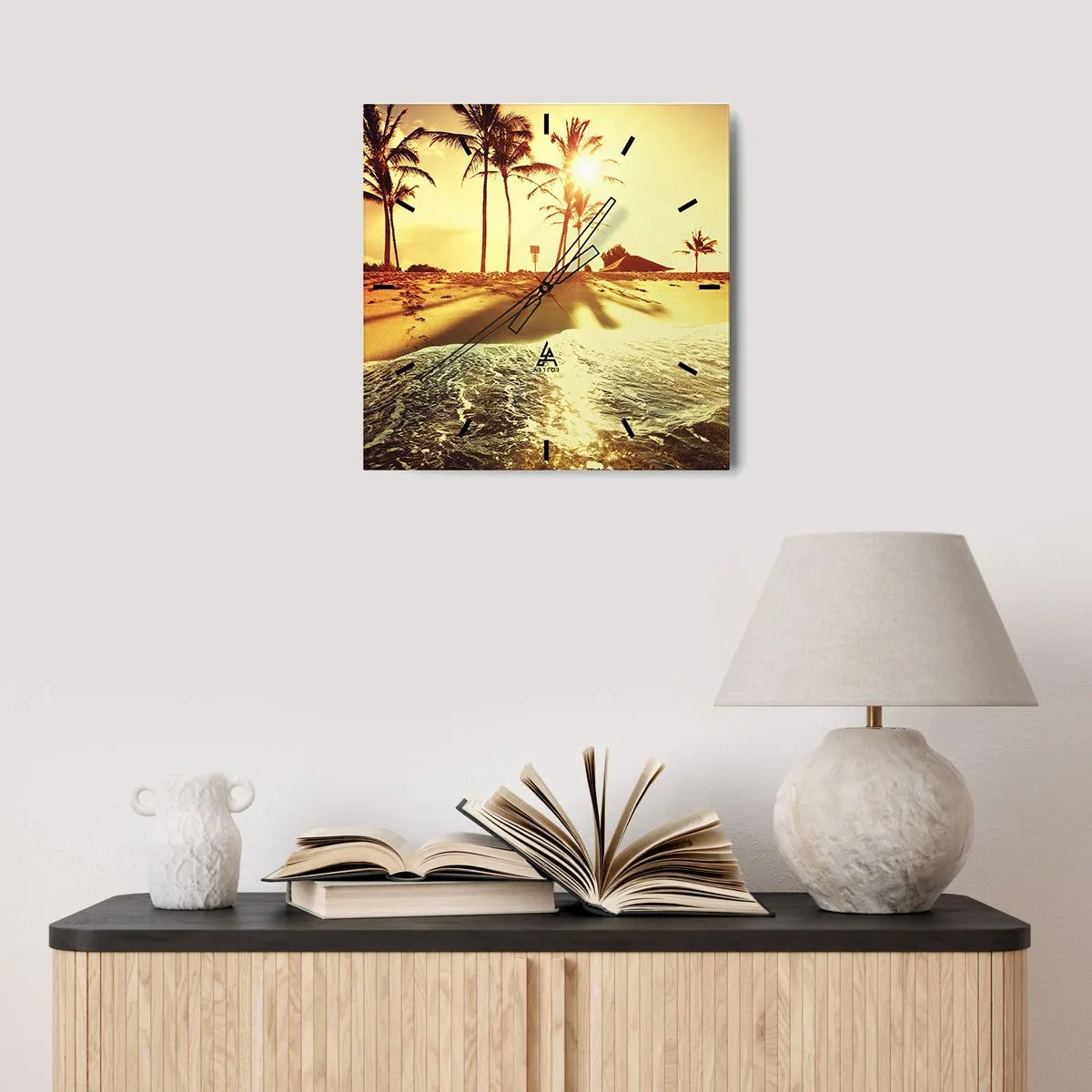 Zegar ścienny - Plaża z palmami oświetlona ciepłym zachodem słońca - 30x30cm - Kalifornijskie popołudnie - Nowoczesna dekoracja ścienna do salonu i sypialni ARTTOR
