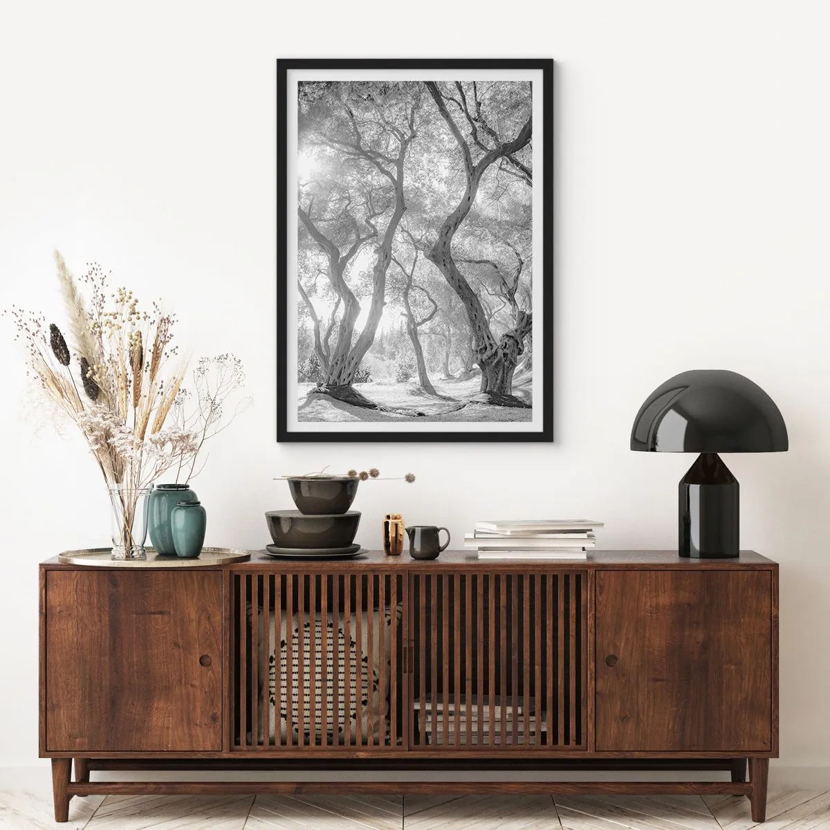 Plakat w czarnej ramie - Czarno-biała fotografia wijących się drzew w świetle słońca - 50x70cm - W oliwnym gaju - Nowoczesna dekoracja ścienna do salonu i sypialni ARTTOR