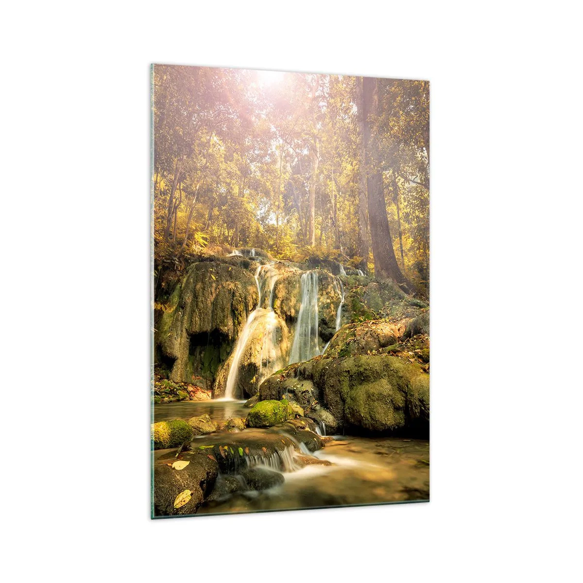 Obraz na szkle - Leśny wodospad w promieniach słońca otoczony zielenią - 70x100cm - Leśna kaskada w zieleni - Nowoczesna dekoracja ścienna do salonu i sypialni ARTTOR