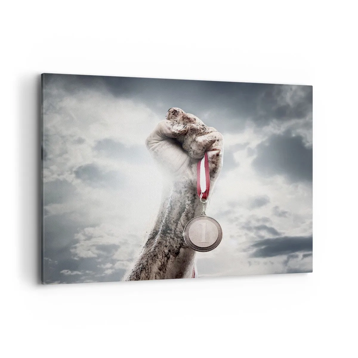 Obraz na płótnie - Ręka uniesiona w górę z medalem na tle pochmurnego nieba - 120x80cm - Per aspera ad astra - Nowoczesna dekoracja ścienna do salonu, kuchni i sypialni ARTTOR