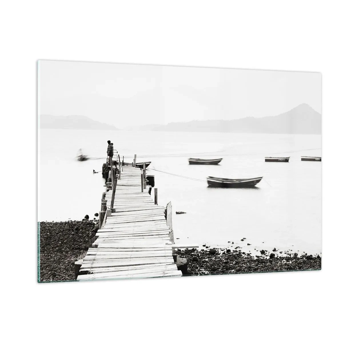 Obraz na szkle - Czarno-biały widok drewnianego pomostu nad jeziorem - 120x80cm - Nad wodą cichą i czystą - Nowoczesna dekoracja ścienna do salonu, kuchni i sypialni ARTTOR