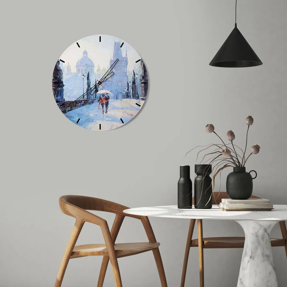 Zegar ścienny - Romantyczna scena na moście w deszczu, malarskie tło miasta - 30x30cm - Nas zaczarować musiał deszcz - Nowoczesna dekoracja ścienna do salonu, kuchni i sypialni ARTTOR