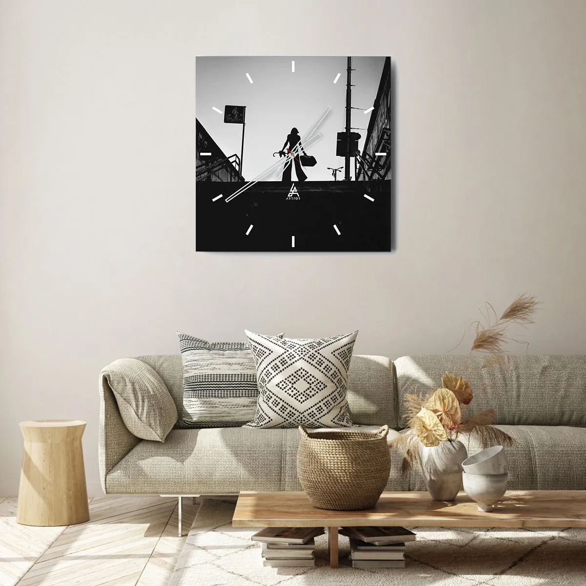 Zegar ścienny - Postać kobiety na schodach w czerni i bieli z dynamicznym klimatem - 30x30cm - Miejska wędrówka - Nowoczesna dekoracja ścienna do salonu i sypialni ARTTOR