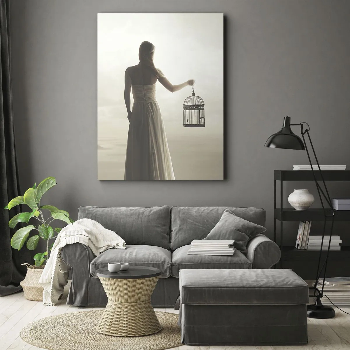 Obraz na płótnie - Kobieta w białej sukni trzymająca pustą klatkę na tle jasnego nieba - 50x70cm - Bądź wolna - Nowoczesna dekoracja ścienna do salonu, kuchni i sypialni ARTTOR