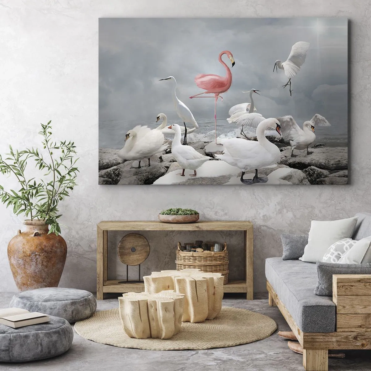 Obraz na płótnie - Różowy flaming wśród białych łabędzi na tle jeziora - 70x50cm - Skąd się tu wziąłem? - Nowoczesna dekoracja ścienna do salonu i sypialni ARTTOR