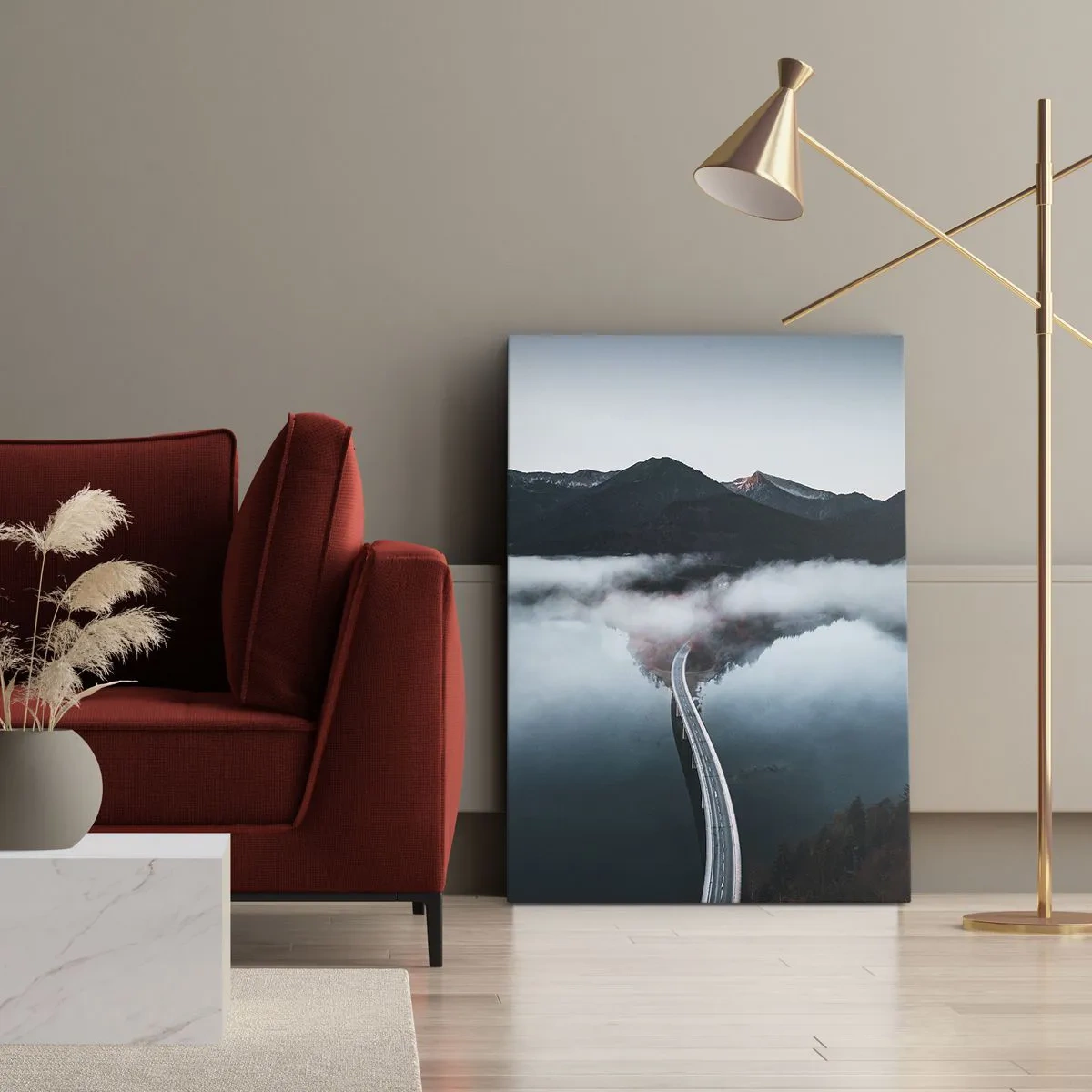 Obraz na płótnie - Most nad spokojnym jeziorem otoczonym górami i mgłą - 70x100cm - Nad wodą gładką jak lustro - Nowoczesna dekoracja ścienna do salonu i sypialni ARTTOR