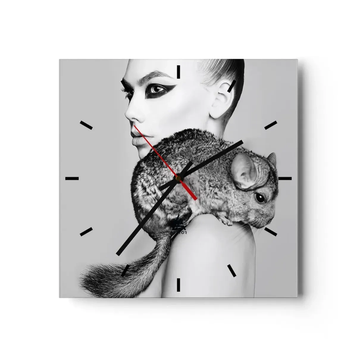 Zegar ścienny - Stylizowana kobieta z szynszylą w eleganckiej czarno-białej kompozycji - 30x30cm - Dama z szynszylą - Nowoczesna dekoracja ścienna do salonu i sypialni ARTTOR