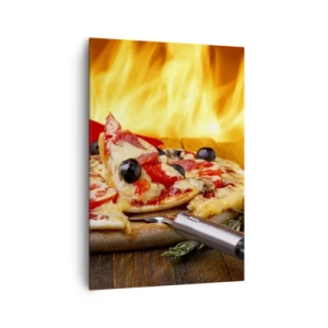 Obraz na płótnie - Pizza z oliwkami, pomidorami i papryką na tle płomieni - 70x100cm - From Italy with love - Nowoczesna dekoracja ścienna do salonu i sypialni ARTTOR