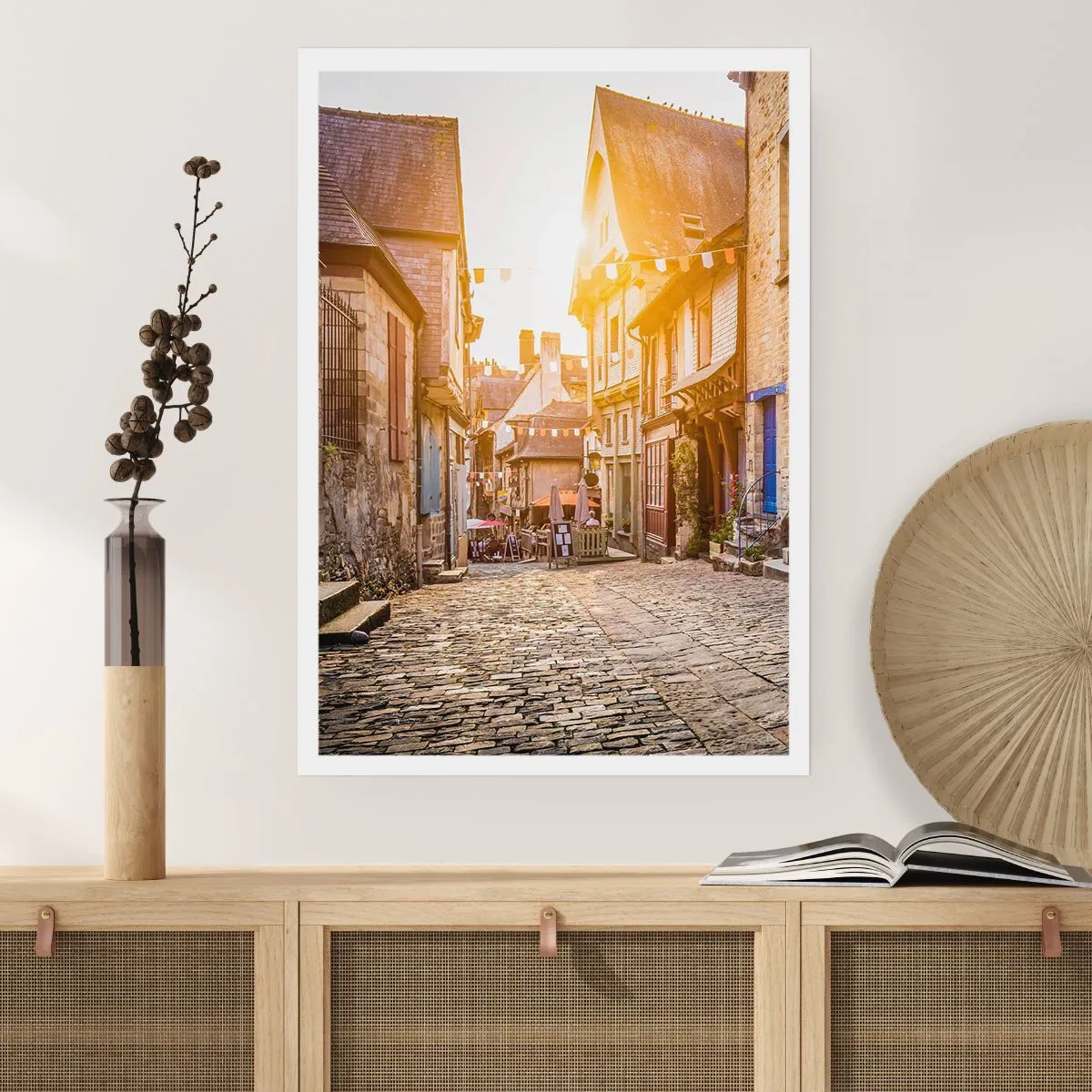 Plakat - Urokliwa uliczka z kamienicami w promieniach zachodzącego słońca - 50x70cm - Biały duch miasteczka - Nowoczesna dekoracja ścienna do salonu, kuchni i sypialni ARTTOR