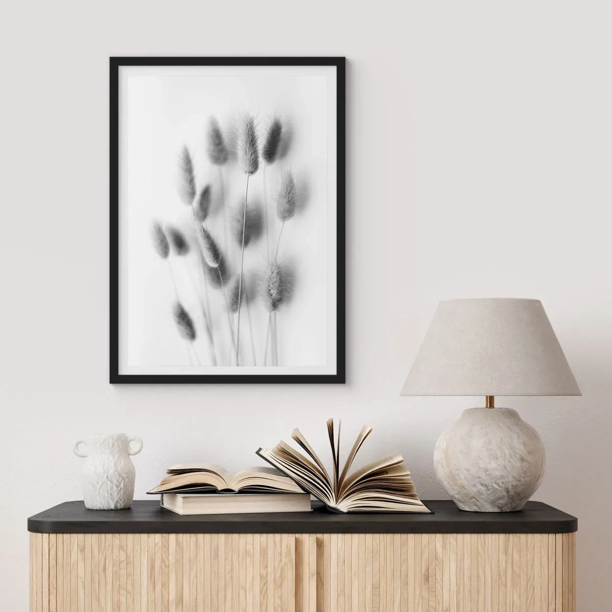 Plakat w czarnej ramie - Czarno-białe puszyste kłosy trawy - 50x70cm - Jej puszystość trawa - Nowoczesna dekoracja ścienna do salonu i sypialni ARTTOR