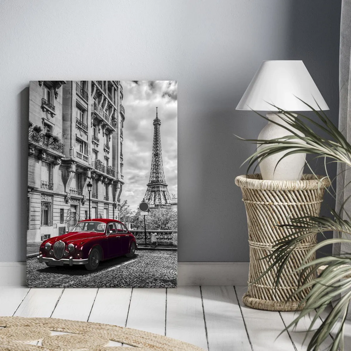 Obraz na płótnie - Czerwony samochód na tle wieży Eiffla - 50x70cm - Drapieżnik w mieście - Nowoczesna dekoracja ścienna do salonu, kuchni i sypialni ARTTOR