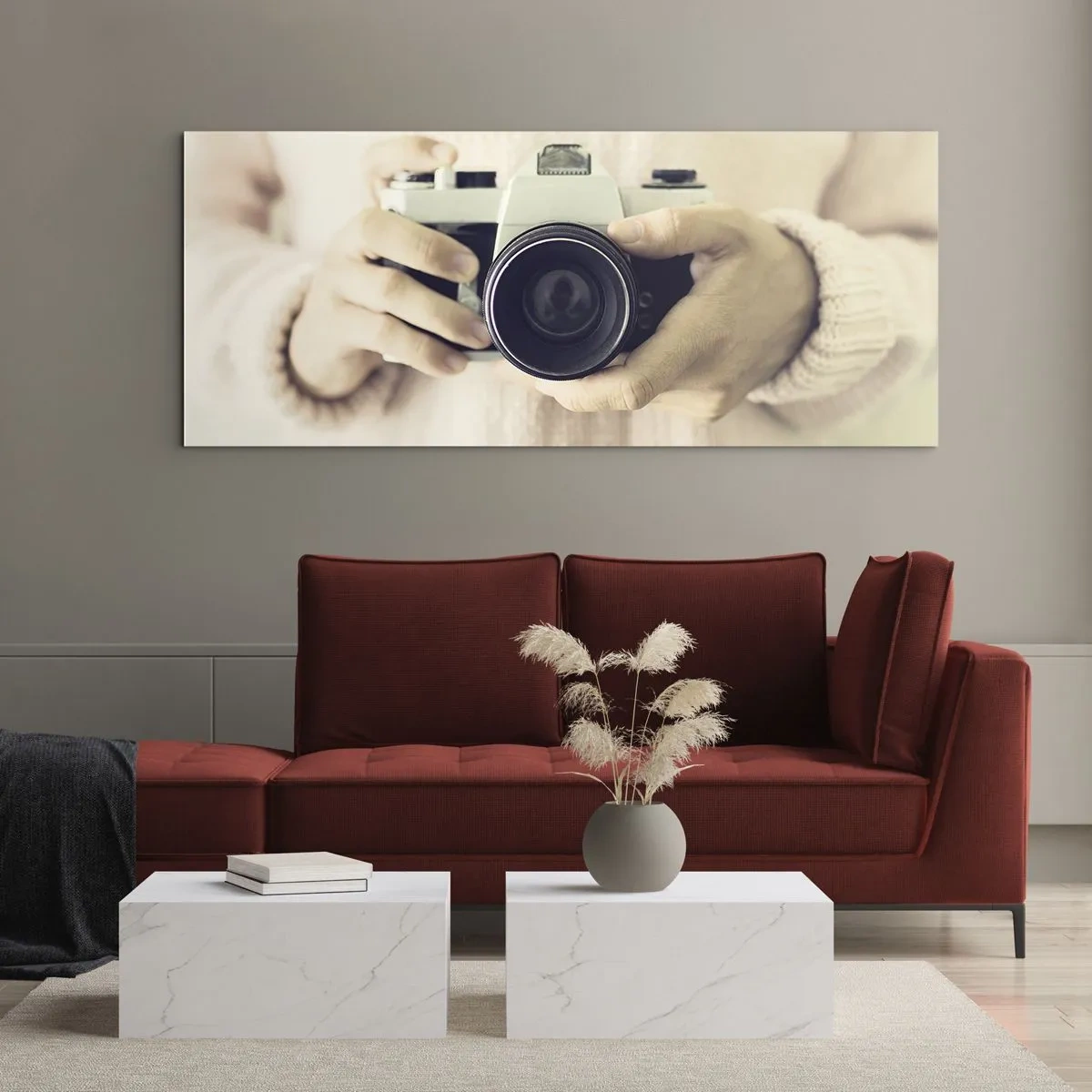 Obraz na szkle - Retro aparat fotograficzny trzymany w dłoniach na jasnym tle - 120x50cm - By widzieć więcej… - Nowoczesna dekoracja ścienna do salonu i sypialni ARTTOR