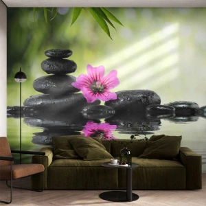 Fototapeta Premium Sand - Kamienie zen z różowym kwiatem nad wodą - 100x70cm - Czas dla duszy - Nowoczesna dekoracja ścienna do salonu, kuchni i sypialni ARTTOR