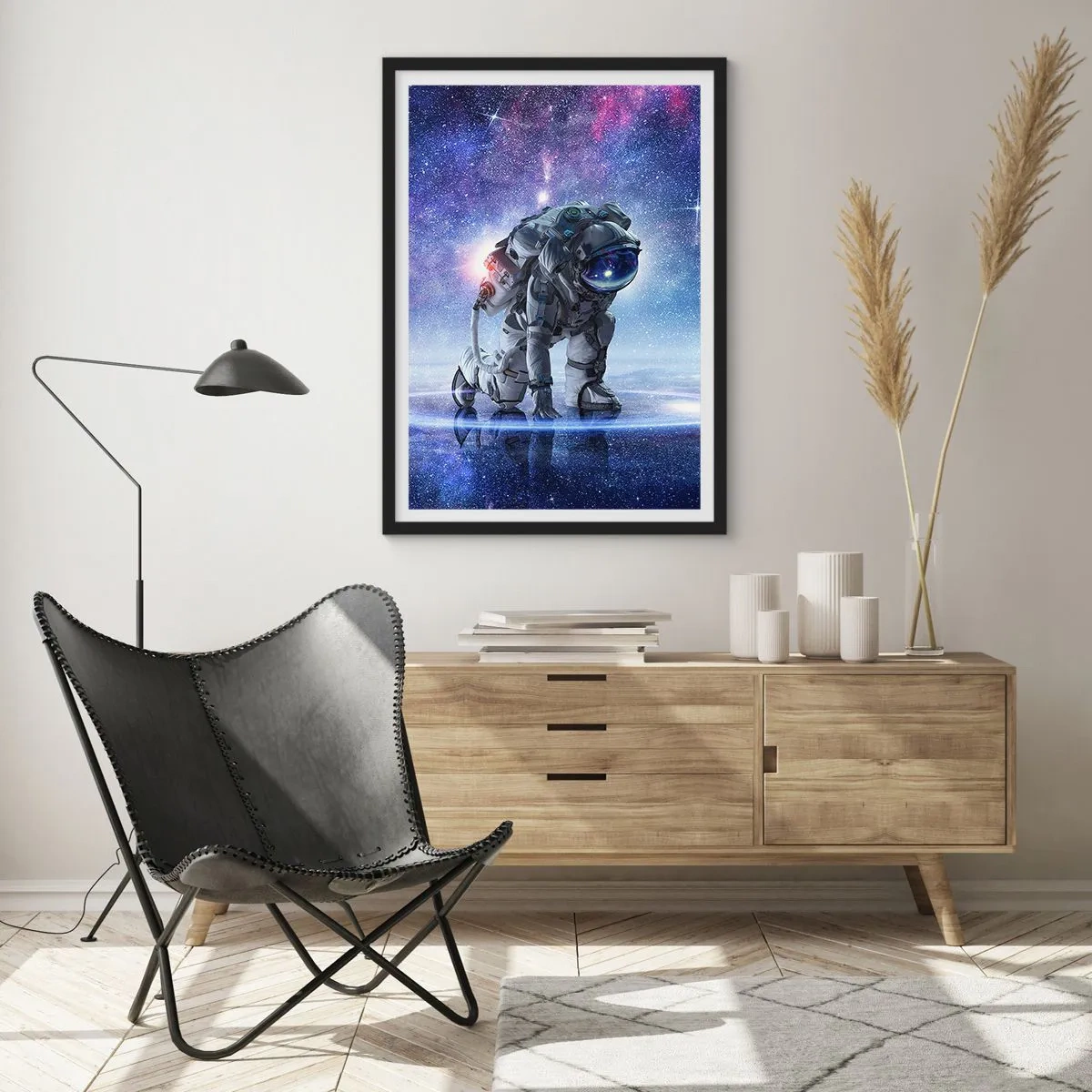 Plakat w czarnej ramie - Astronauta na tle kosmicznej przestrzeni - 50x70cm - Niebo gwiaździste nade mną - Nowoczesna dekoracja ścienna do salonu i sypialni ARTTOR