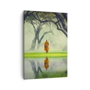 Obraz na płótnie - Mnich w pomarańczowej szacie spacerujący po zielonej polanie w lesie - 50x70cm - W drodze do oświecenia - Nowoczesna dekoracja ścienna do salonu, kuchni i sypialni ARTTOR
