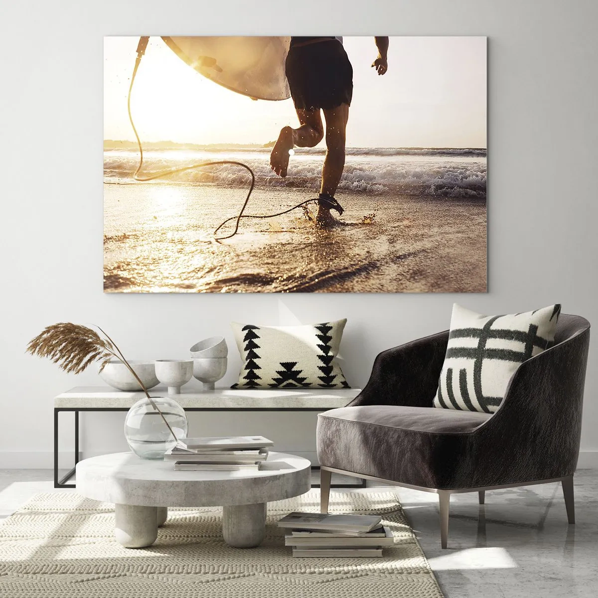 Obraz na szkle - Surfer biegnący z deską po plaży o zachodzie słońca - 100x70cm - Na spotkanie fali - Nowoczesna dekoracja ścienna do salonu, kuchni i sypialni ARTTOR