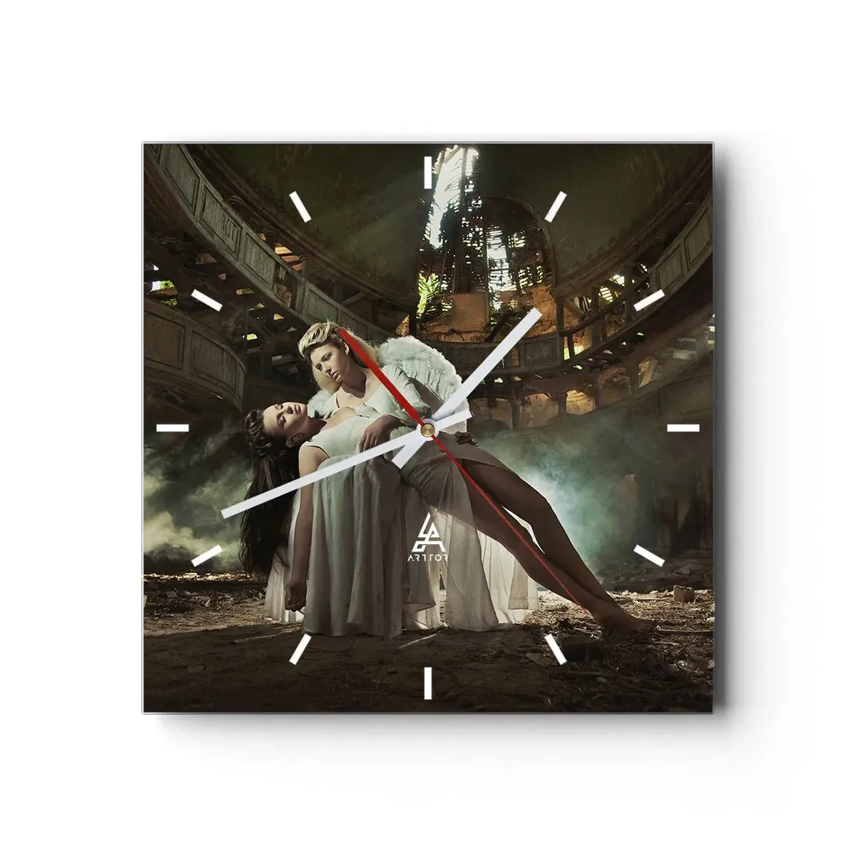 Zegar ścienny - Dwie postacie w ruinach z grą światła - 30x30cm - Duch starego teatru - Nowoczesna dekoracja ścienna do salonu i sypialni ARTTOR