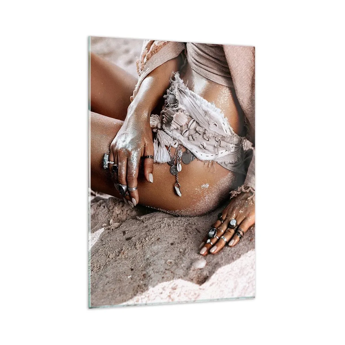 Obraz na szkle - Kobieta w stylu boho na plaży z biżuterią - 80x120cm - Wyrzucona przez fale? - Nowoczesna dekoracja ścienna do salonu i sypialni ARTTOR