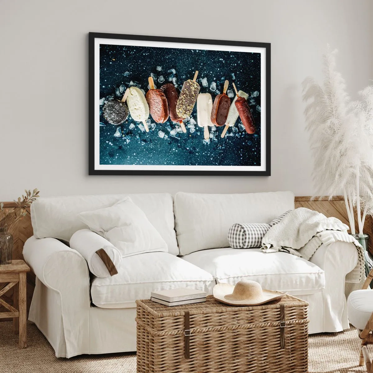 Plakat w czarnej ramie - Kolorowe lody na patyku ułożone na lodzie z ciemnym tłem - 70x50cm - Smak gorącego lata - Nowoczesna dekoracja ścienna do salonu i sypialni ARTTOR