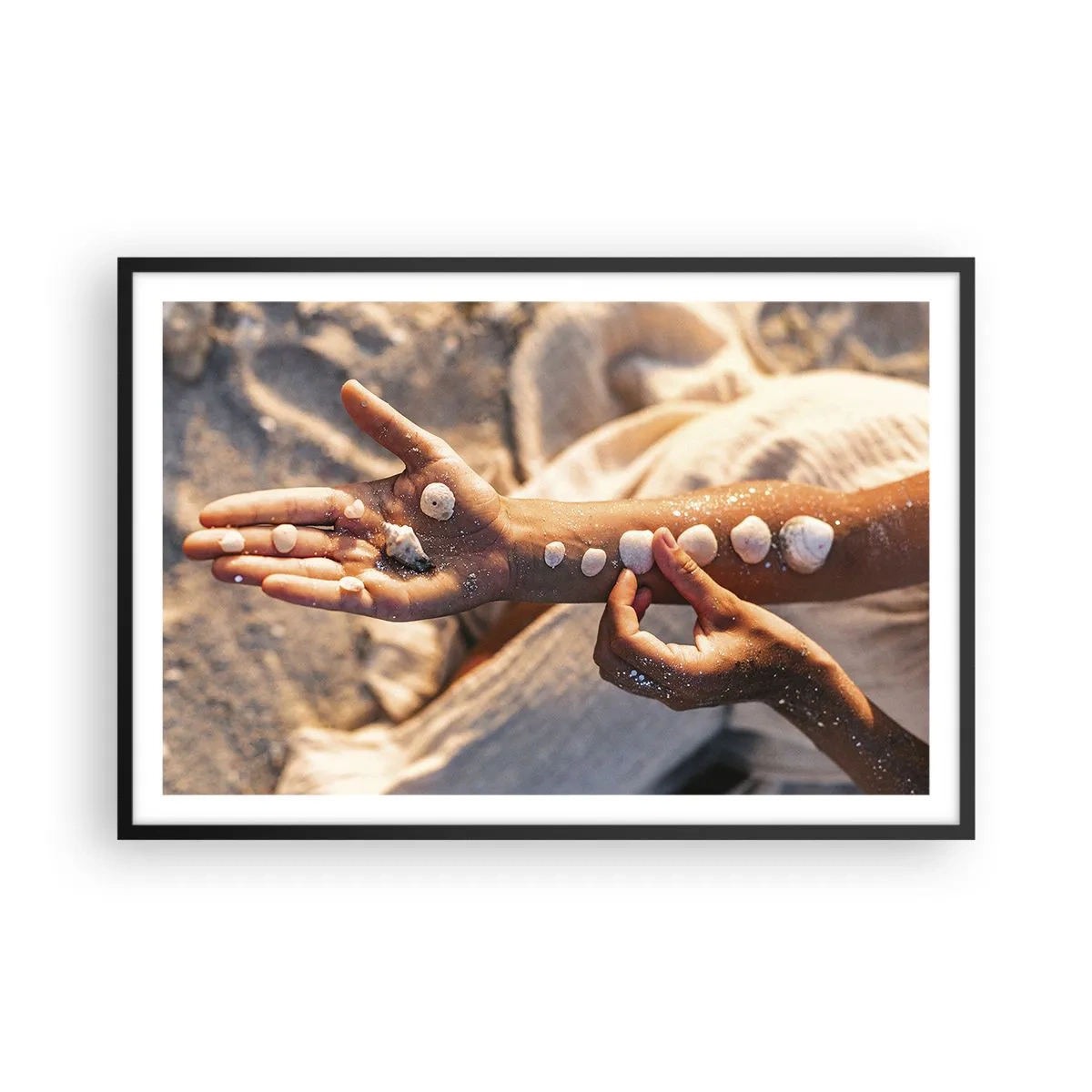 Plakat w czarnej ramie - Piękno w zasięgu ręki - 91x61 cm