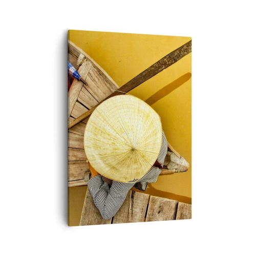 Obraz na płótnie - Osoba w tradycyjnym kapeluszu na drewnianej łodzi na żółtej wodzie - 50x70cm - Życie na żółtej rzece - Nowoczesna dekoracja ścienna do salonu, kuchni i sypialni ARTTOR