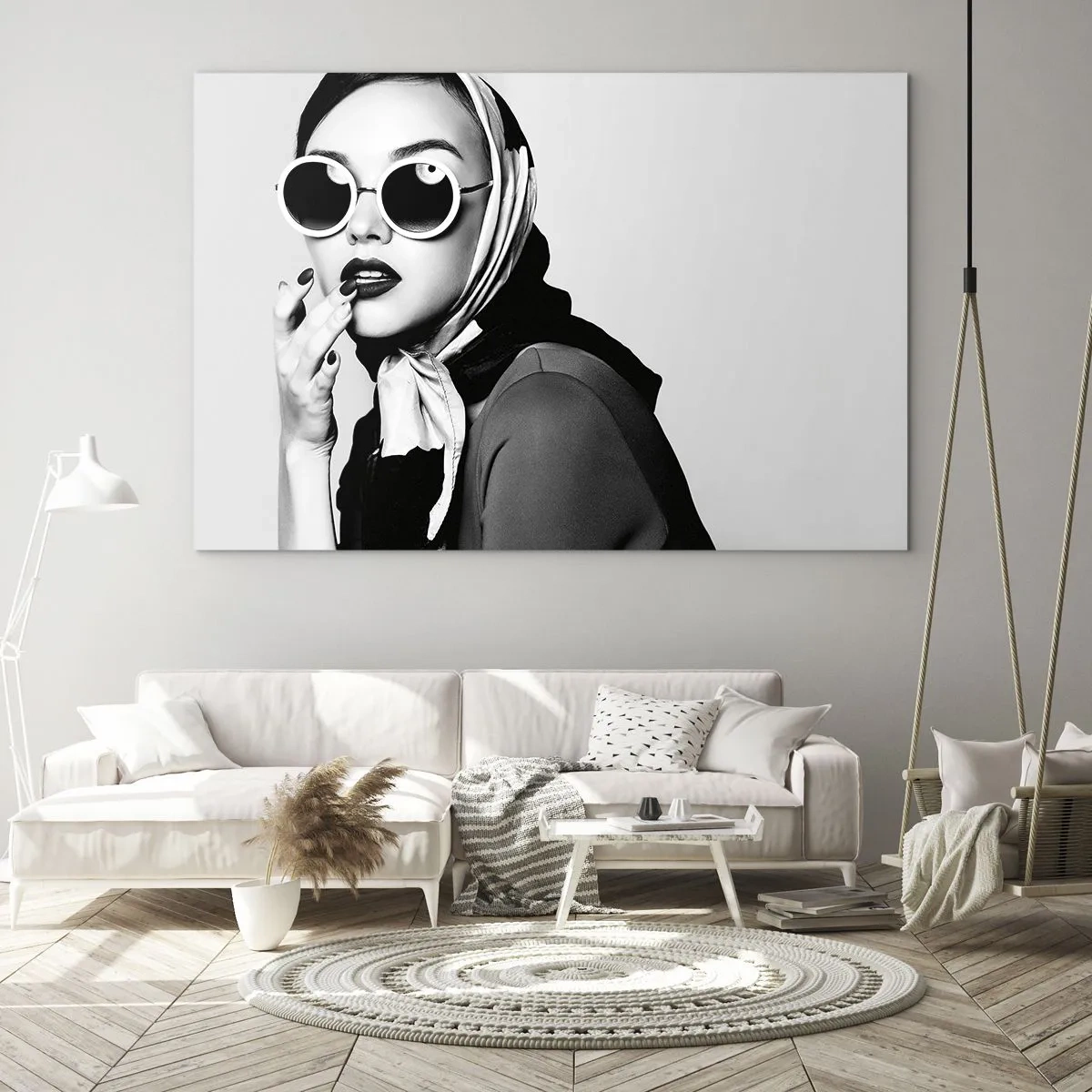 Obraz na szkle - Stylowa kobieta w okularach i chuście w czarno-białej tonacji - 70x50cm - Pozdrowienia z lat 60. - Nowoczesna dekoracja ścienna do salonu i sypialni ARTTOR