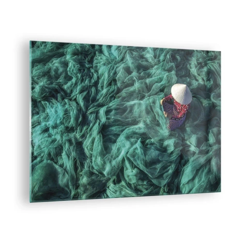 Obraz na szkle - Kobieta w tradycyjnym kapeluszu naprawiająca sieci - 70x50cm - W morzu sieci - Nowoczesna dekoracja ścienna do salonu i sypialni ARTTOR