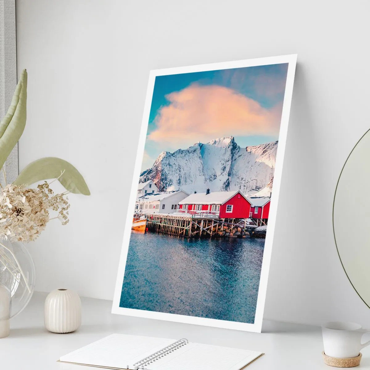 Plakat - Skandynawskie domy na tle ośnieżonych gór i spokojnej wody - 50x70cm - Północne ustronie - Nowoczesna dekoracja ścienna do salonu, kuchni i sypialni ARTTOR