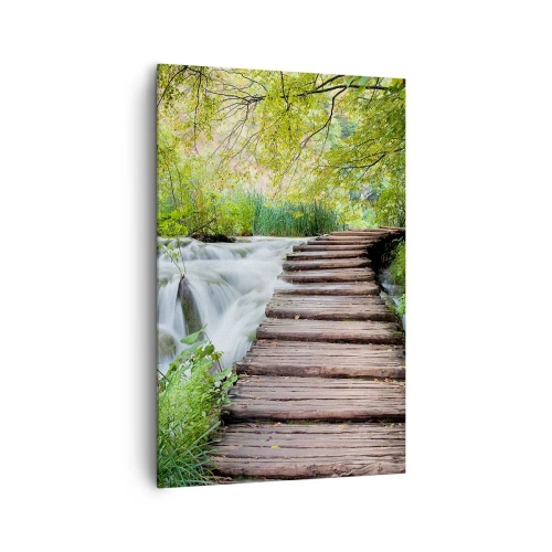 Obraz na płótnie - Drewniany pomost nad wodospadem otoczonym bujną zielenią lasu. - 80x120cm - Wcale nie cicha woda - Nowoczesna dekoracja ścienna do salonu i sypialni ARTTOR