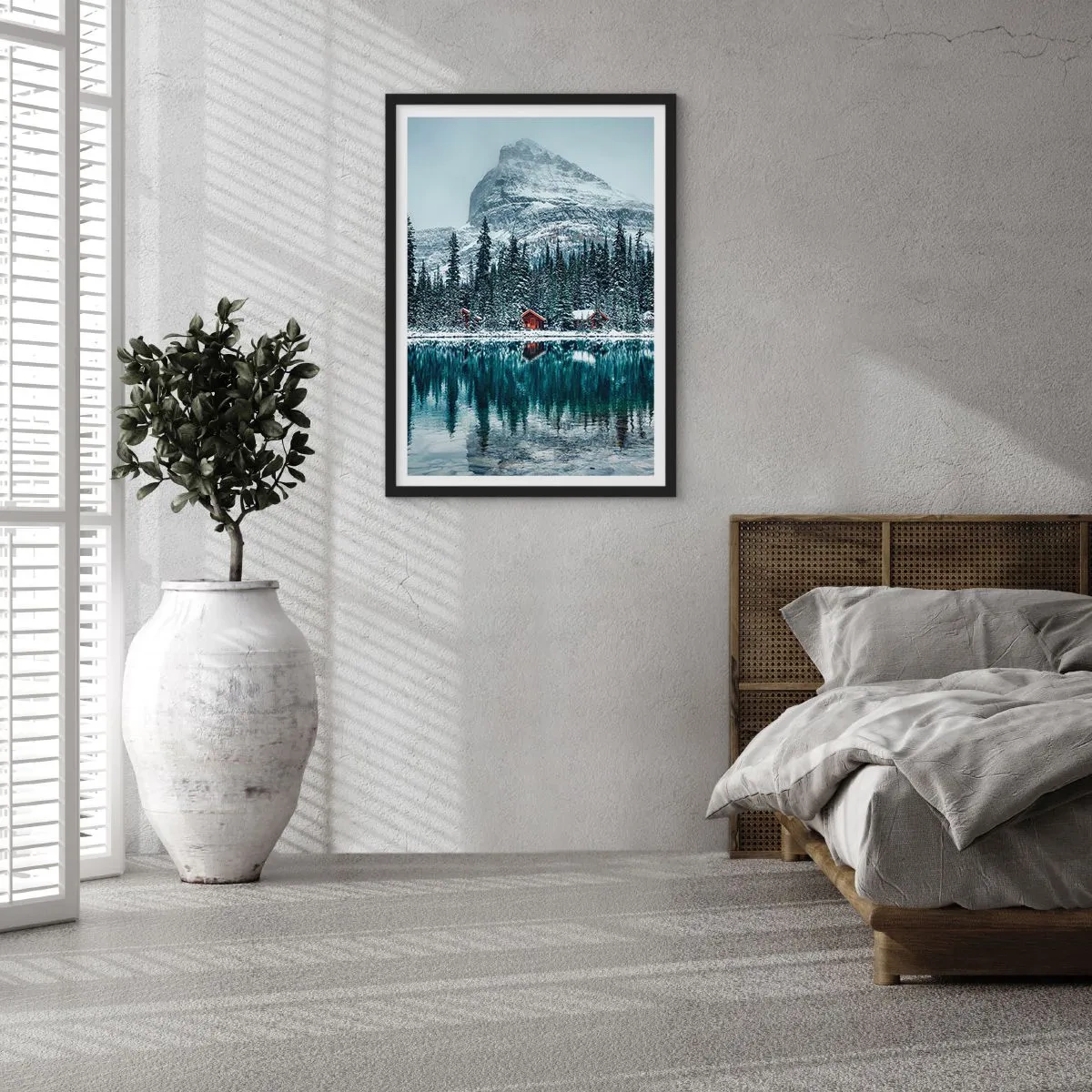 Plakat w czarnej ramie - Zimowy krajobraz z chatkami nad jeziorem i górą w tle - 50x70cm - Kanadyjskie zacisze - Nowoczesna dekoracja ścienna do salonu i sypialni ARTTOR