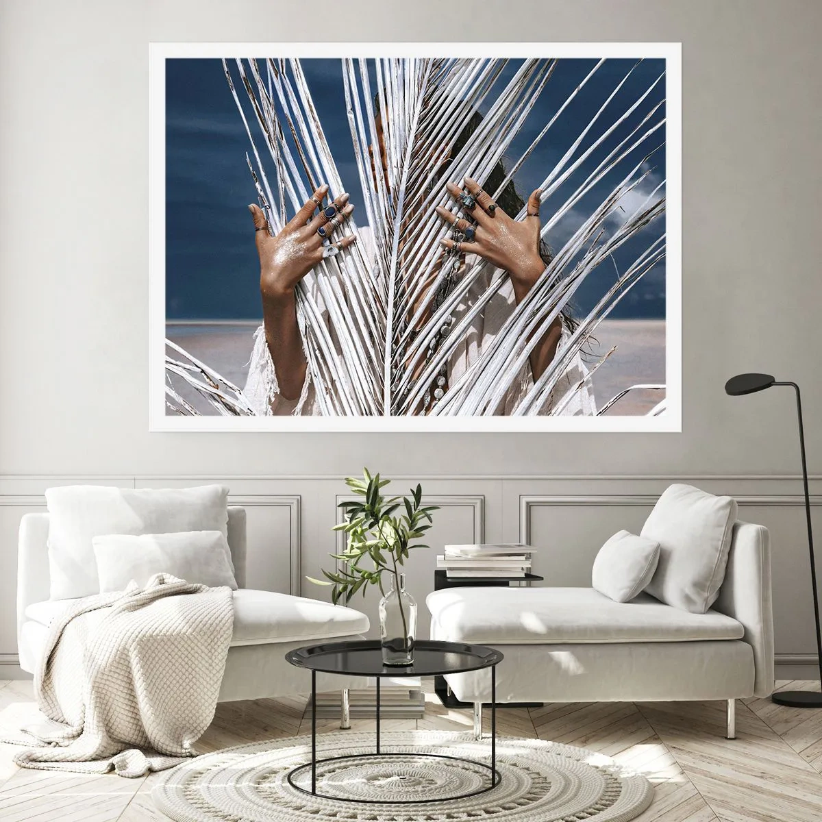 Plakat - Kobieta ukryta za palmowymi liśćmi z pierścieniami na dłoniach - 100x70cm - Dziewczyna szamana? - Nowoczesna dekoracja ścienna do salonu i sypialni ARTTOR