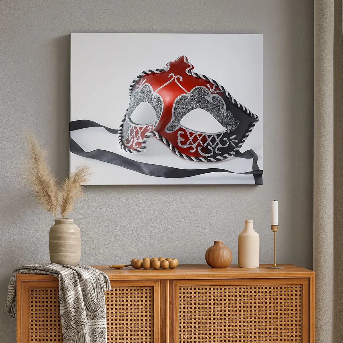 Obraz na płótnie - Czerwona maska karnawałowa na jasnym tle - 70x50cm - Zaproszenie na bal - Nowoczesna dekoracja ścienna do salonu i sypialni ARTTOR