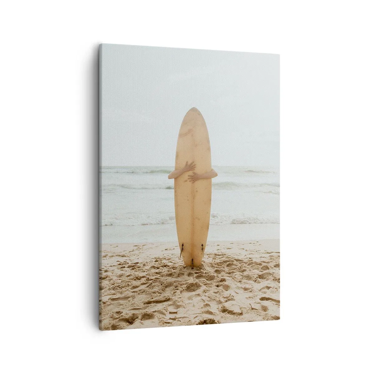 Obraz na płótnie - Osoba trzymająca deskę surfingową na tle oceanu - 50x70cm - Z miłości do fal - Nowoczesna dekoracja ścienna do salonu, kuchni i sypialni ARTTOR
