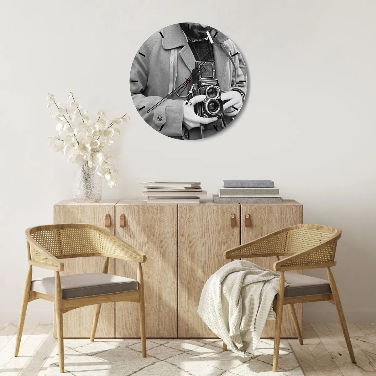 Zegar ścienny - Mężczyzna z aparatem analogowym w stylu retro - 30x30cm - W stylu retro - Nowoczesna dekoracja ścienna do salonu, kuchni i sypialni ARTTOR
