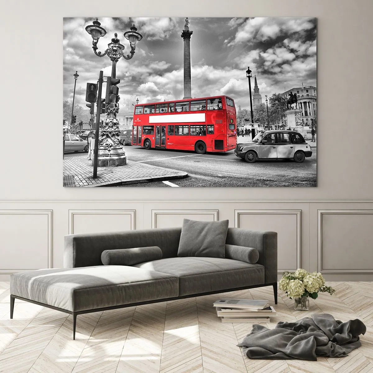 Obraz na szkle - Czerwony autobus na tle czarno-białego miejskiego krajobrazu - 120x80cm - Prawdziwy krwioobieg miasta - Nowoczesna dekoracja ścienna do salonu, kuchni i sypialni ARTTOR