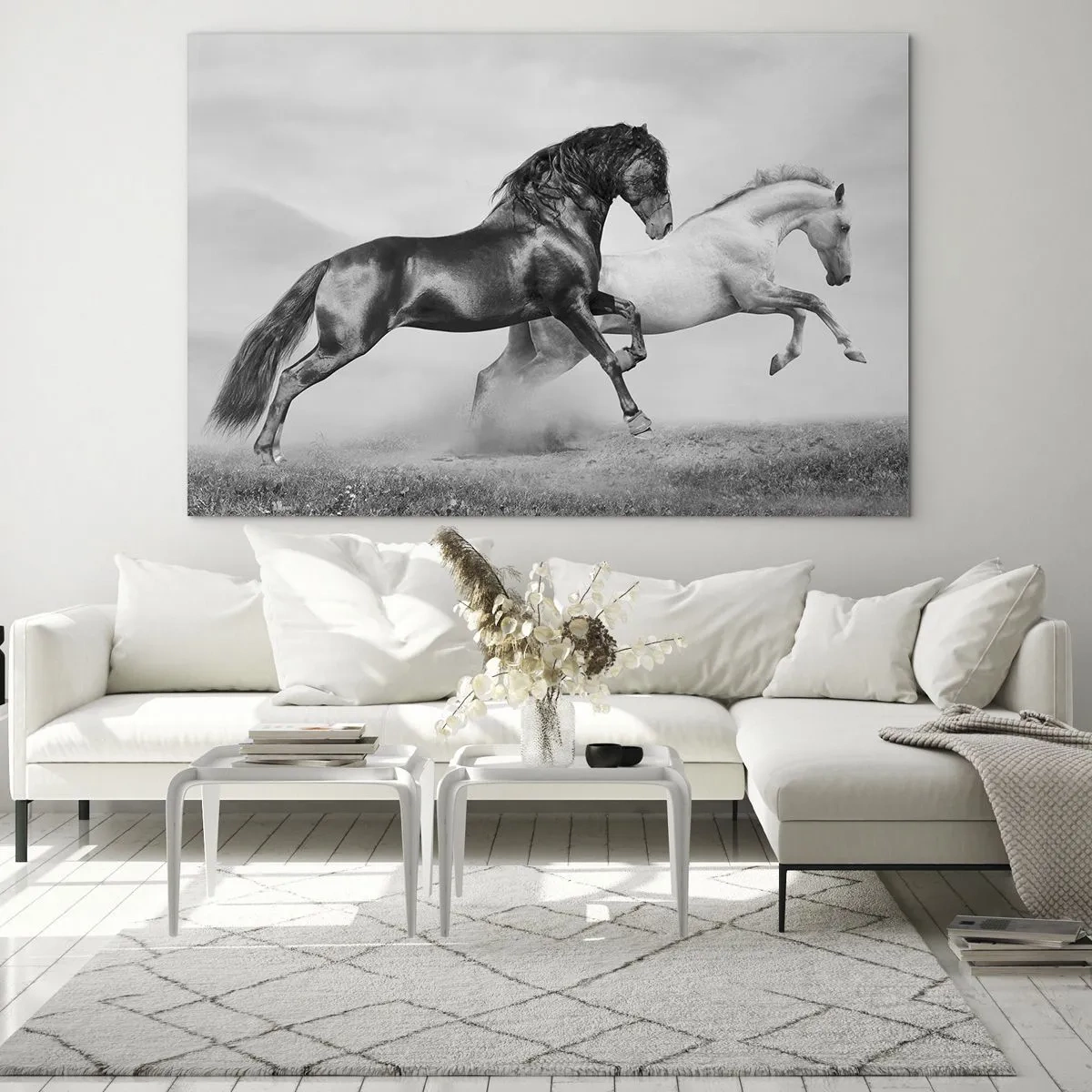 Obraz na szkle - Czarno-białe konie w dynamicznej scenerii - 70x50cm - Anioły i demony - Nowoczesna dekoracja ścienna do salonu i sypialni ARTTOR