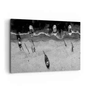 Obraz na płótnie - Czarno-biały widok łodzi na plaży z lotu ptaka - 120x80cm - Jeszcze na brzegu… - Nowoczesna dekoracja ścienna do salonu, kuchni i sypialni ARTTOR