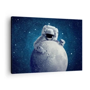 Obraz na płótnie - Astronauta trzymający księżyc na tle rozgwieżdżonego nieba - 70x50cm - Kosmiczny żartowniś - Nowoczesna dekoracja ścienna do salonu i sypialni ARTTOR