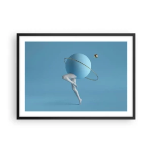 Plakat w czarnej ramie - Niebieska kula z orbitą i ludzkimi nogami na tle nieba - 70x50cm - A planety szaleją - Nowoczesna dekoracja ścienna do salonu i sypialni ARTTOR