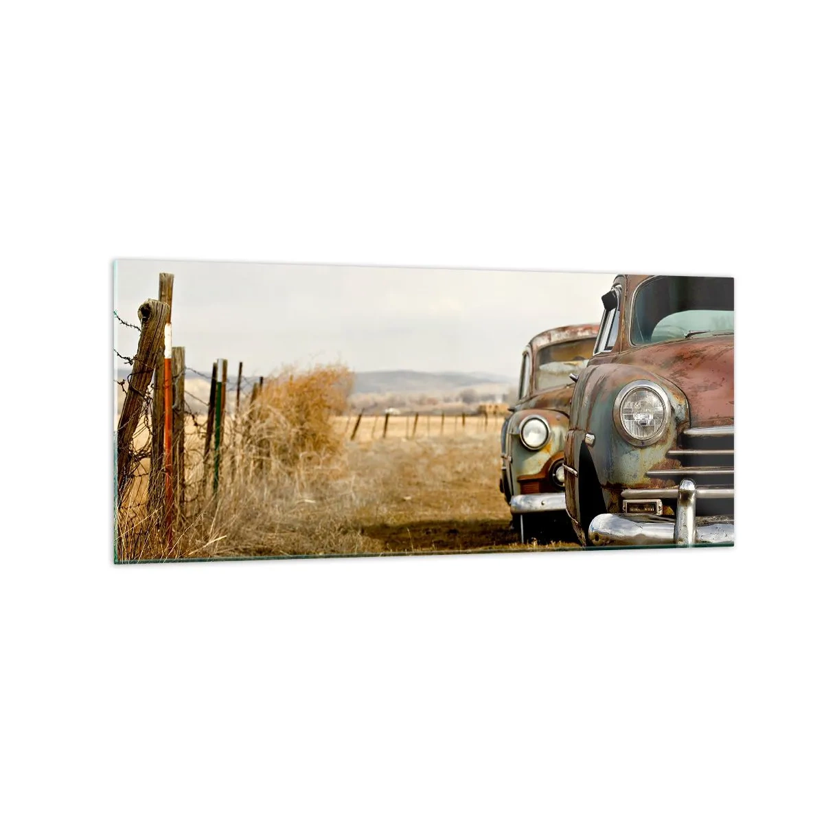 Obraz na szkle - Dwa stare samochody na polnej drodze przy drewnianym płocie - 120x50cm - Zasłużony odpoczynek - Nowoczesna dekoracja ścienna do salonu i sypialni ARTTOR