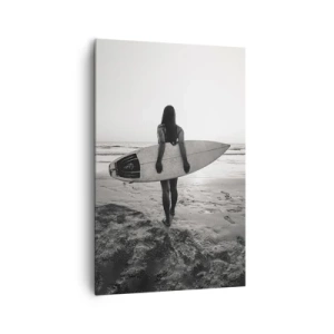 Obraz na płótnie - Kobieta z deską surfingową na plaży w czerni i bieli - 80x120cm - Córka morskiej fali - Nowoczesna dekoracja ścienna do salonu i sypialni ARTTOR