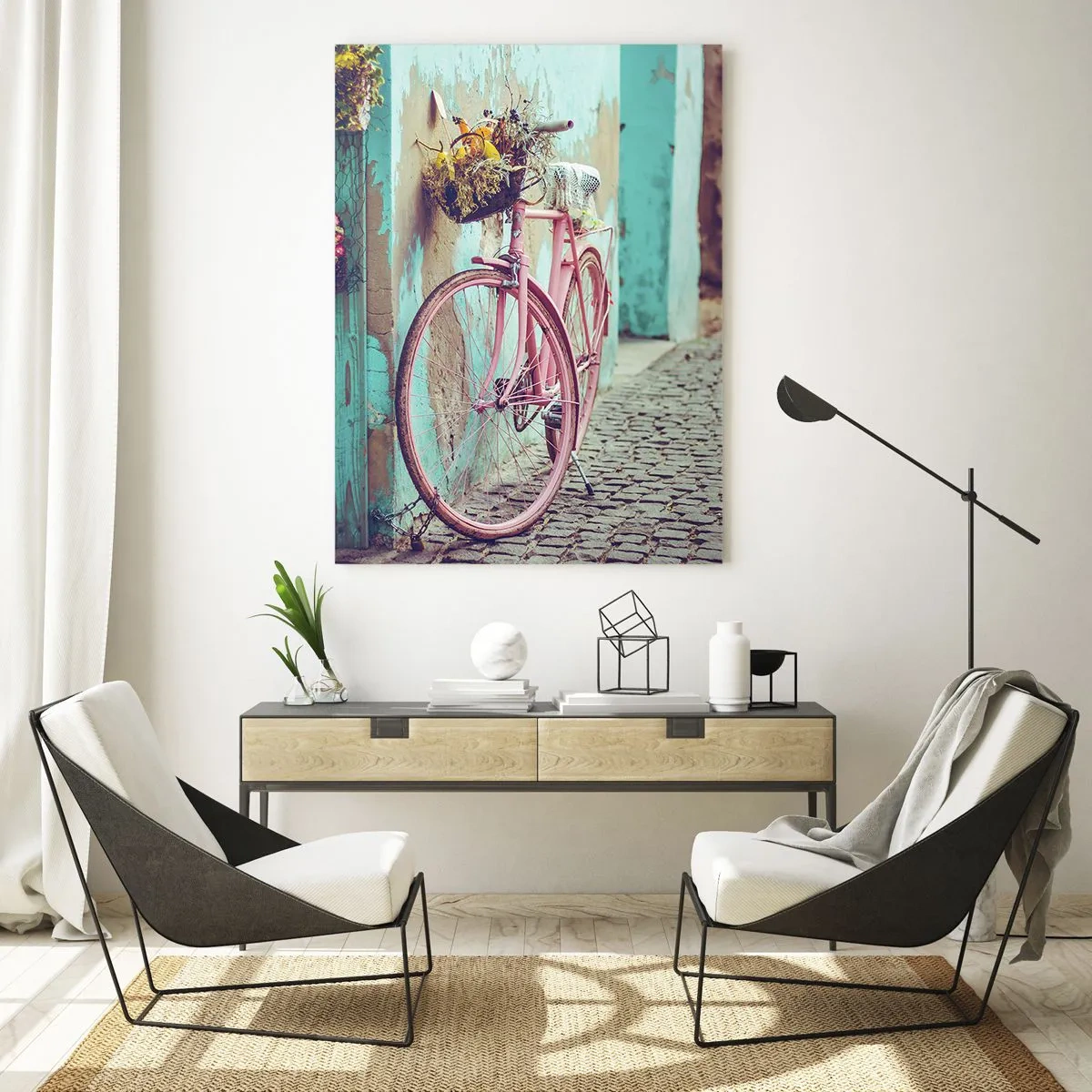 Obraz na szkle - Różowy rower oparty o ścianę z kwiatami w koszach, przy pastelowym tle - 50x70cm - Zaraz wracam - Nowoczesna dekoracja ścienna do salonu, kuchni i sypialni ARTTOR