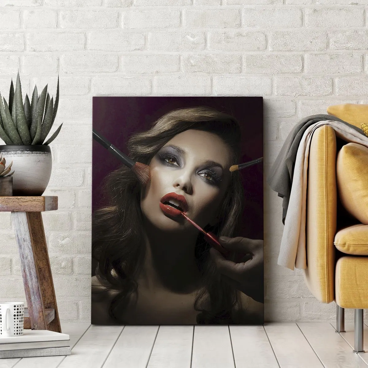 Obraz na płótnie - Stylowy portret kobiety w trakcie makijażu na ciemnym tle - 80x120cm - Piękna rozmarzona - Nowoczesna dekoracja ścienna do salonu i sypialni ARTTOR