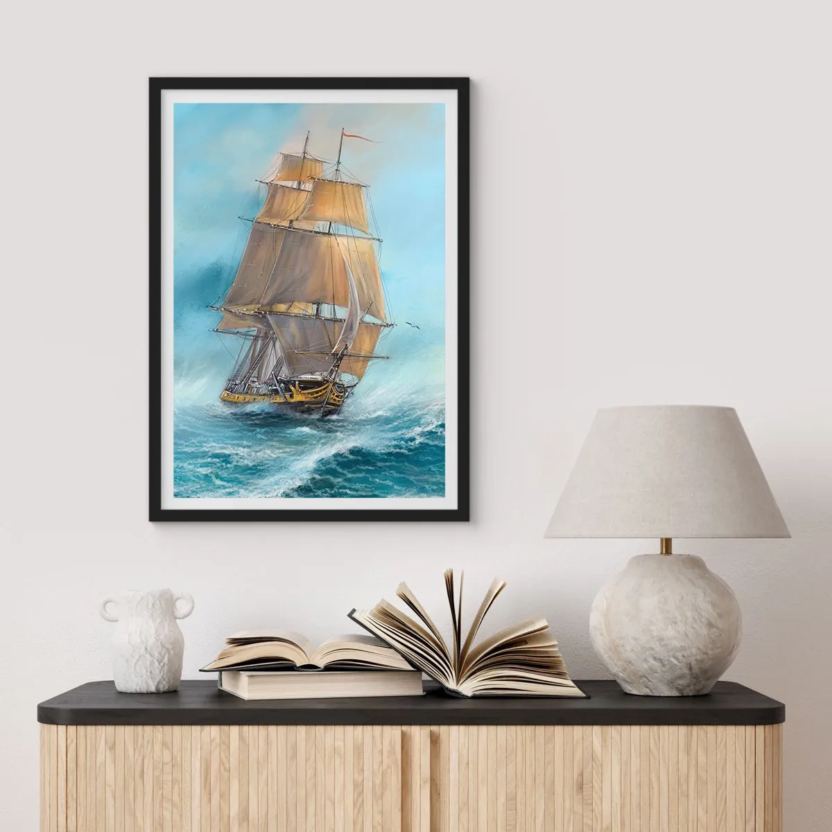 Plakat w czarnej ramie - Żaglowiec płynący przez wzburzone morze w realistycznym stylu - 50x70cm - Mknący po falach - Nowoczesna dekoracja ścienna do salonu i sypialni ARTTOR