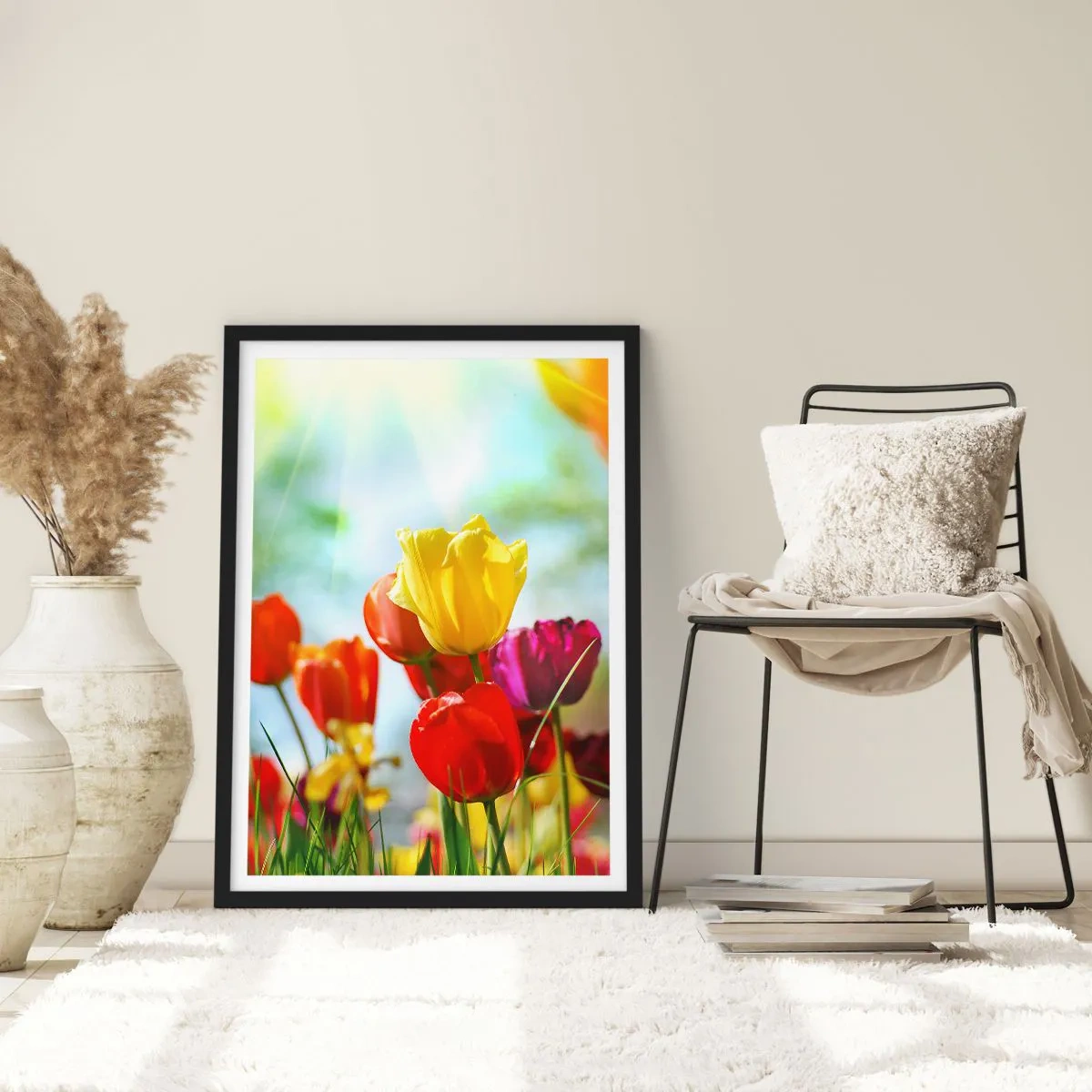 Plakat w czarnej ramie - Kolorowe tulipany w promieniach słońca - 50x70cm - Wszystkie barwy słońca - Nowoczesna dekoracja ścienna do salonu i sypialni ARTTOR