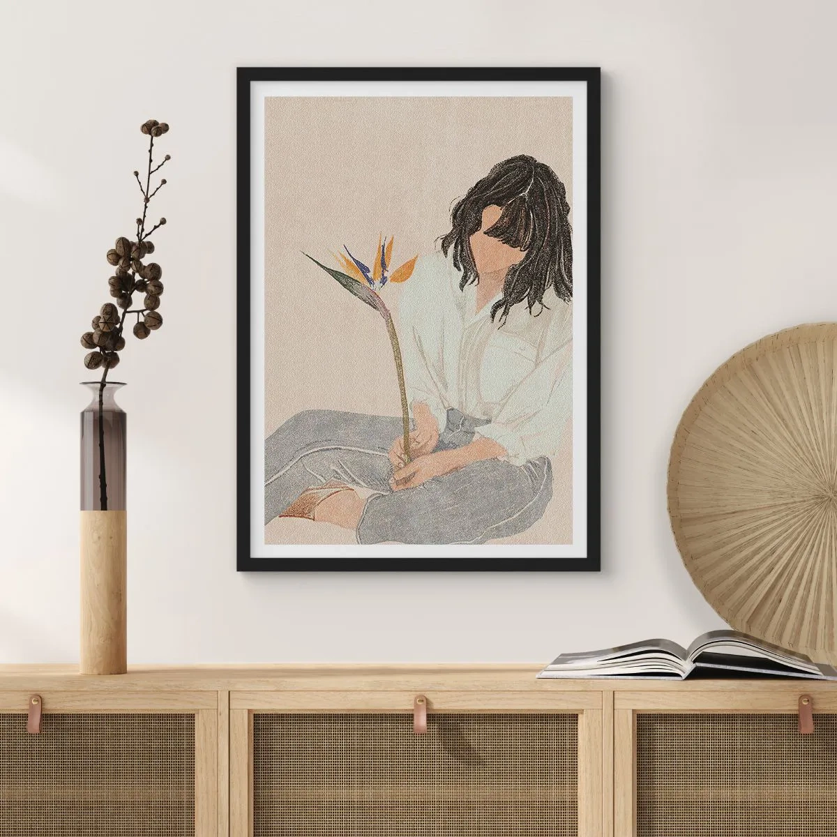 Plakat w czarnej ramie - Portret kobiety trzymającej egzotyczny kwiat, z delikatnym akcentem kolorów - 50x70cm - Portret z egzotycznym kwiatem - Nowoczesna dekoracja ścienna do salonu i sypialni ARTTOR