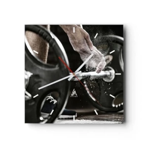 Zegar ścienny - Hantle i ręce sportowca przygotowujące się do treningu - 30x30cm - Wyzwanie podjęte! - Nowoczesna dekoracja ścienna do salonu i sypialni ARTTOR