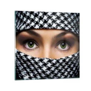 Obraz na szkle - Portret zakwefionej zielonookiej piękności - 60x60 cm