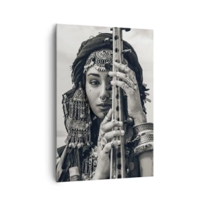 Obraz na płótnie - Portret kobiety w etnicznej biżuterii z instrumentem w ręku - 70x100cm - Sama muzyka orientu - Nowoczesna dekoracja ścienna do salonu i sypialni ARTTOR